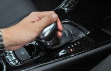 Biasa Pakai Mobil Matic, Bahayakah Jika Pegemudi Langsung Gunakan Manual?