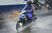 Hujan Mulai Turun, 5 Hal Ini Sering Tak Disadari Bahayakan Pengendara Motor