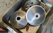 Gesekan Dengan V-Belt, Ini Gejala dan Efek Negatif Pulley Depan CVT Motor Matic Tipis