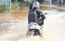 Jangan Asal Nyemplung, Ketahui Batas Aman Trabas Banjir Pakai Motor Matic