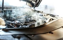 Radiator Mobil Overheat Dijalan? Jangan Coba-coba Lakukan Ini, Bahaya