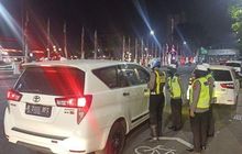 Toyota Innova Pelat RFS Kena Razia Polisi, Pengemudi Grogi Saat Disuruh Perlihatkan STNK