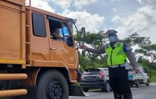 Imbas Sopir Nekat, Puluhan Truk Besar Diputar Balik saat Masuk Perbatasan Semarang-Demak