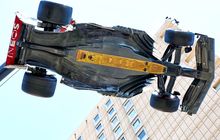 Akibat Crash Hamilton, Mercedes W14 Ditelanjangi Saat Diangkat  Crane 