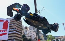 Tidak Hanya Mercedes, Mobil Red Bull Racing Juga Terekspos Saat Diangkat Crane di F1 Monako 2023