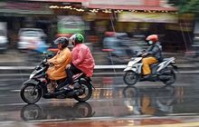 Perlu Tahu, Inilah 3 Tips Aman Ngerem Motor Saat Musim Hujan