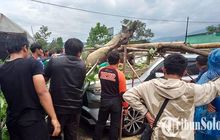 Toyota Veloz Kinyis-kinyis Berubah Semrawut, Dikerubuti Banyak Orang Lepas Hujan Angin