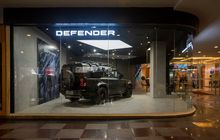Merek Lain Boleh Iri, Land Rover Defender Punya Galeri Sendiri Di Pondok Indah Mall