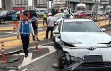 Tabrakan Beruntun Lima Mobil Ringsek di Gerbang Tol Halim, Ada Hyundai Kona EV