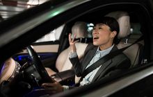 Perempuan Pasti Bisa, Ini Cara Mudah Hindari Mobil Hantam Lubang Di Jalan