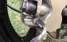 Cara Buka Baut Motor Yang Keras Dengan Memakai Kunci T Panjang