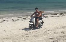 Ada Saja Kelakuan Pembalap Jelang MotoGP Indonesia, Ada yang Jualan Es Krim di Pantai