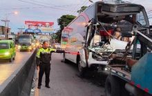 Bus EKA Dikail Truk Derek, Kondisi Bodi Depan Terkelupas Tembus Kabin di Ungaran Semarang