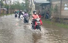 Terpaksa Terjang Banjir Pakai Motor, Ketahui Risiko dan Teknik yang Benar