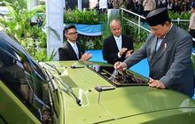 Presiden Prabowo Tanda Tangan di Atas Kap Mobil Listrik Taktis Baru Pindad, Ini Nama dan Speknya