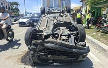 Toyota Agya Kayang Dadakan, Kolong Tatap Langit Selepas Lukai Parah Pengendara Ojek Online