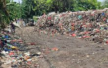 Mirip Bantar Gebang, Jalan di Penggilingan Cakung Jaktim Ini Jadi Gunung Sampah Menjijikan