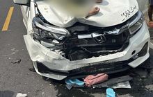 Pengendara BeAT Mendarat di Kap Mesin Brio, Nyawa, Sandal, Tas dan Pelat Nomor Tercecer