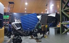 Mencekam, UD Truck Acak-acak Gerbang Tol Ciawi, Isuzu Colt Diesel Ikut Rebahan