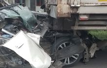 KM 111 Tol Cipularang Mencekam, Honda Jazz Utuh Berubah Hancur Lebur di Kolong Truk Tronton