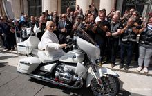 BMW R 18 Transcontinental Edisi Spesial Siap Dilelang, Ada Tanda Tangan Orang Nomor Satu di Vatikan