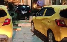 Dua Honda Brio Kembar Siam di Hotel Rembang, Warna Bodi dan Pelat Nomor Sama Persis