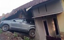 Geger Kijang Innova Reborn Jebol Tembok Rumah Warga di Nganjuk, Menancap Bak Hiasan Dinding