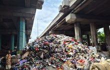 Miris, Bukit Berbau Busuk Muncul di Kolong Tol Wiyoto Wiyono