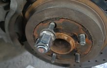 Kencangkan Mur Roda Itu Mobil Wajib Disilang, Ini Dia Alasannya