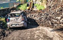 Nissan March Terdiam Usai Diselimuti Longsor Dadakan, Sekeluarga di Kabin Syok