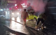 Sedan Kandas Dikepung Api di Gresik, Niat Hidupkan Mesin Habis Parkir Jadi Fatal