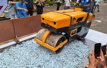 Lindungi Konsumen, NGK Gilas Ribuan Busi Palsu Pakai Alat Berat