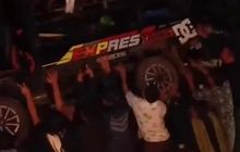 Warga Gotong Royong Gulingkan Pikap di Malang, Dipicu Ulah Nakal Pemilik