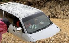 Kabupaten Agam Disapu Galodo Susulan, Satu Mobil Pasrah Tertimbun Lumpur