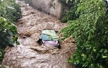 Ford Fiesta Ungu Hanyut di Sungai Gegerkan Warga, Evakuasi Menegangkan