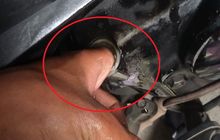 Damkar Dikerahkan, Jari Pria Ini Tersangkut di Lubang Pengisian Oli Motornya