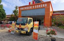 Fuso Masuk Sekolah, KTB Donasikan Truk Colt Diesel Untuk SMK Negeri 3 Sorong