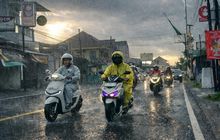 Bahaya Naik Dua Kali Lipat, Ahli Safety Wajibkan Hal Ini saat Terpaksa Motoran Terjang Hujan Deras