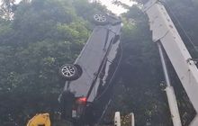 Toyota Calya Bau Busuk, Dikail Truk Crane Dishub Dari Kali Cengkareng Drain