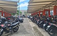 Hari Pertama Hemat BBM, Motor Konvensional Masih Penuhi Parkiran Pemkab Sumenep
