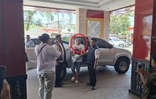 Pemilik Showroom Mobil Bekas Dijambak Polisi, Permainkan Banyak BPKB Senilai Rp 5 Miliar