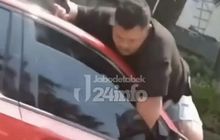 Aksi Pria Tengkurap di Kap Mobil Gegerkan Warga, Bermula Keluar Apartemen