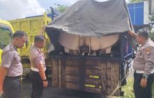 Polisi Syok Tangkap Truk Biang Jalan Bancaran Bangkalan Licin Mirip Keramik, Ada Benda Tak Lazim di Bak