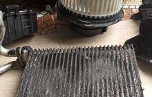Evaporator Kotor Bisa Menjadi Penyebab Bau di Dalam Kabin Mobil