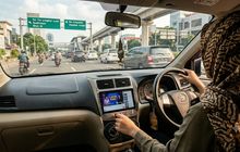 Meski Dari Head Unit, Lihat Video Sambil Mengemudikan Mobil Pasti Kena Denda Rp 750.000