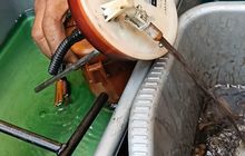 Belum Punya Uang Ganti Baru, Begini Bersihkan Filter Fuel Pump Mobil