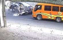 Kijang Innova Reborn Ditumpangi Malaikat Maut, Nyalip Kanan Disambut Motor dan Dua Elf