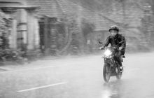 Awas, Terpeleset di Jalanan Licin Saat Hujan Angin, Lakukan 2 Tips Ini