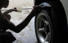 Pakai Semir Ban Mobil Saat Hujan Ternyata Bahaya, Ini Alasannya