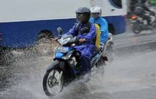 Bukan Cuma Genteng, Helm Juga Bisa Bocor Saat Hujan-hujanan, Komponen Ini Bisa Jadi Penyebab